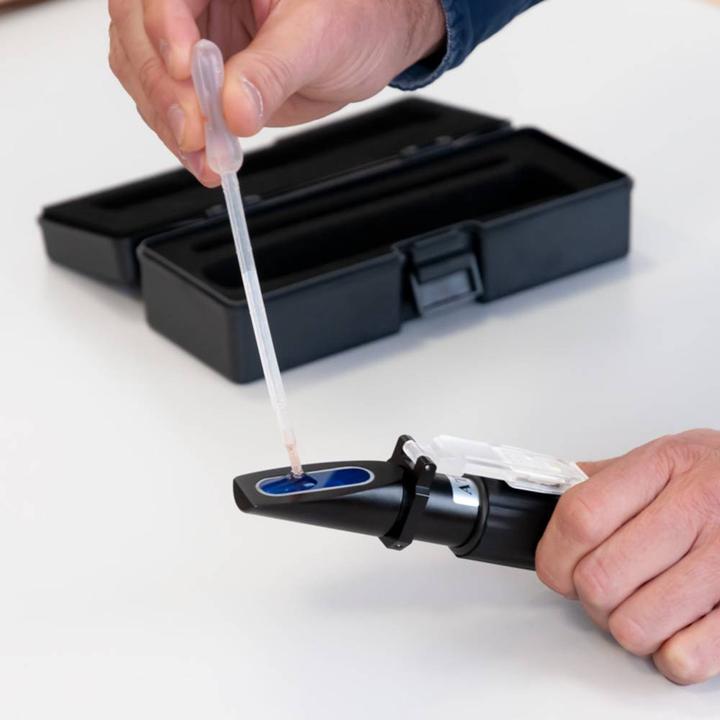 Produktbild PCE Instruments Instruments PCE-032-LED Brix Refraktometer mit LED-Beleuchtung (Messgerätkoffer)