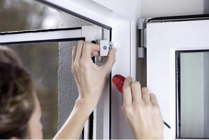 Produktbild tesa Insektenschutz Alu COMFORT Adapter für Türen, zur Montage ohne Bohren