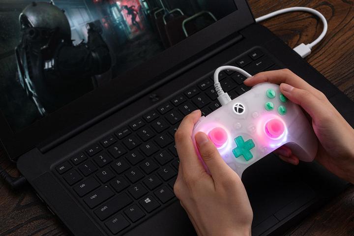 Produktbild 8bitdo Ultimate Mini Wired Xbox Pad Clear White