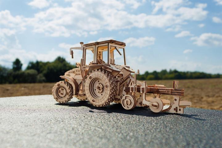 Immagine prodotto Eco Wood Art Trattore 82.3 con aratro - Kit in legno 3D