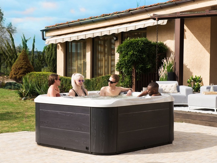 Produktbild Beliani Whirlpool Outdoor weiss mit LED quadratisch 200 x 200 cm LASTARRIA (5 Pers.)