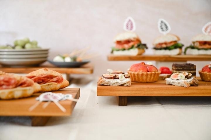 Actual product image TeakHaus Bistro Servierplatte mit Füssen M