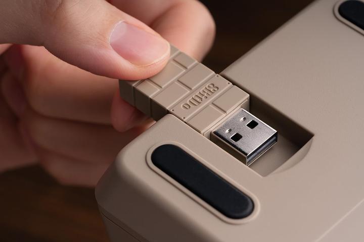 Produktbild 8bitdo Retro 18 Mechanical Numpad (C64 Edition) - Numpad (Nummernblock, Kabelgebunden, Kabellos)