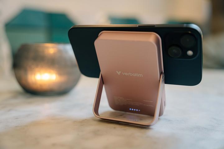 Actual product image Verbatim Charge ‘n’ Go Power Bank with Stand Magnetic Wireless 10000mAh - Black (10000 mAh, 35 W, 35 Wh)