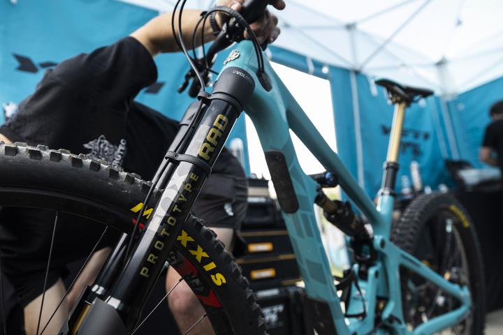 Actual product image Fox INV Podium Factory Suspension Fork, Grip X2, 170mm, 29", 68HT, black ano/kashima (170 mm, Air)