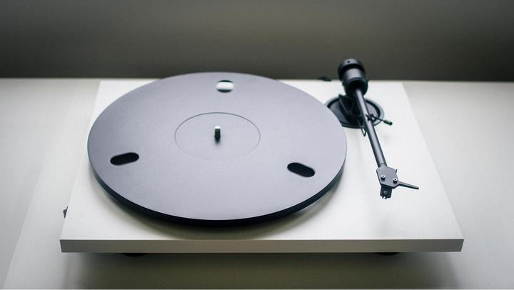Produktbild Pro-Ject E1.2 + Pick It MM E - Weiss / Plattenspieler / Gurt / Cinch-Kabel 1,23 m (Manuell)