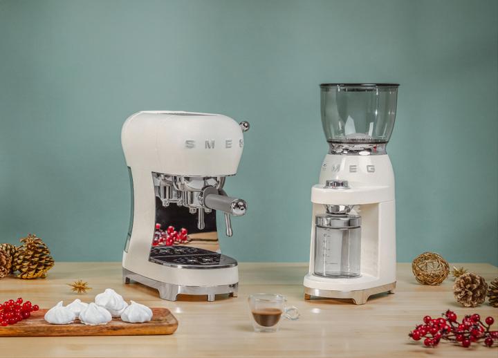 Actual product image Smeg ECF02CREU