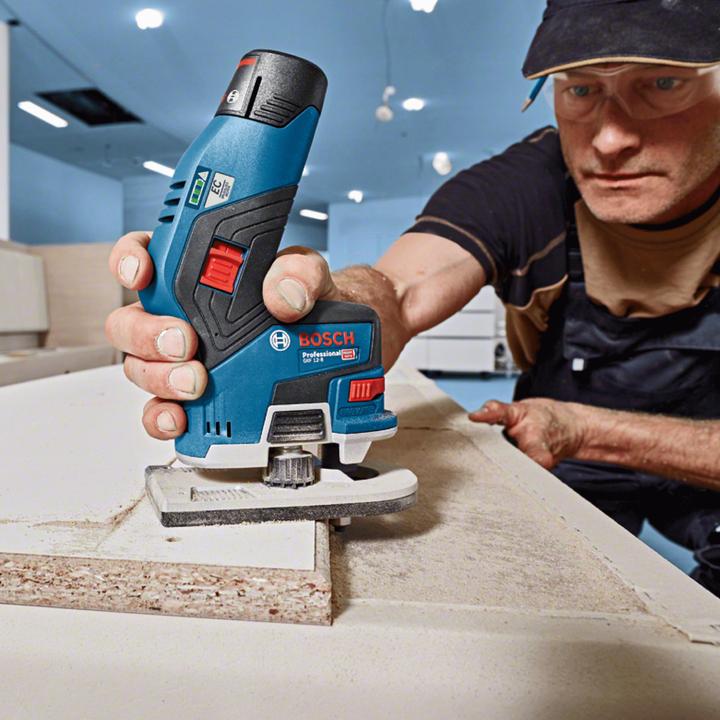 Actual product image Bosch Hausgeräte Bosch Akku-Kantenfräse GKF 12V-8 12 V / 2x 2,0 Ah Akku + Ladegerät inkl. 2x Fräser in L