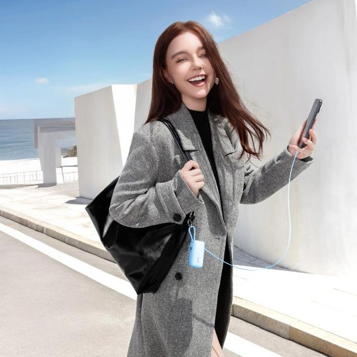 Produktbild Joyroom JR-PR2 35W Mini Power Bank with Retractable Type-C Cable & Carrying USB-L Cable 10000mAh - Blue (10000 mAh, 35 W, 38.50 Wh)