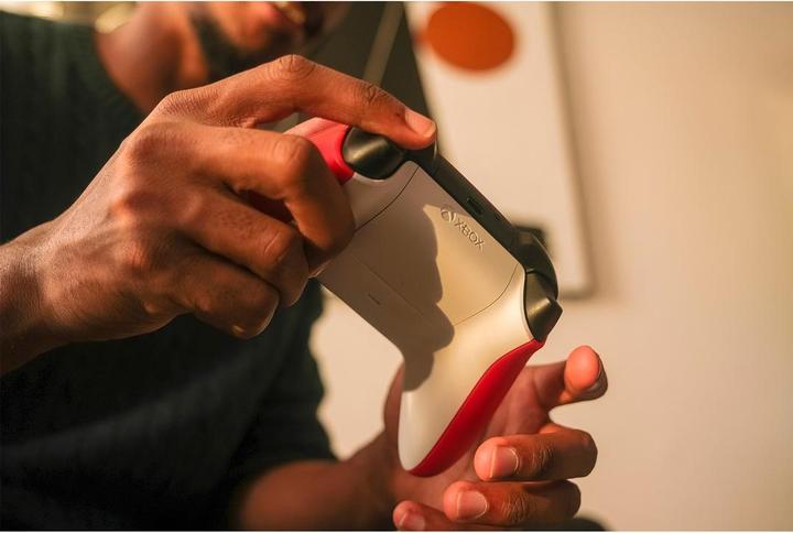 Produktbild Microsoft Xbox Wireless Controller Pulse Red (Xbox Series S, Android, iOS, Xbox One S, PC, Xbox One X, Xbox Series X)