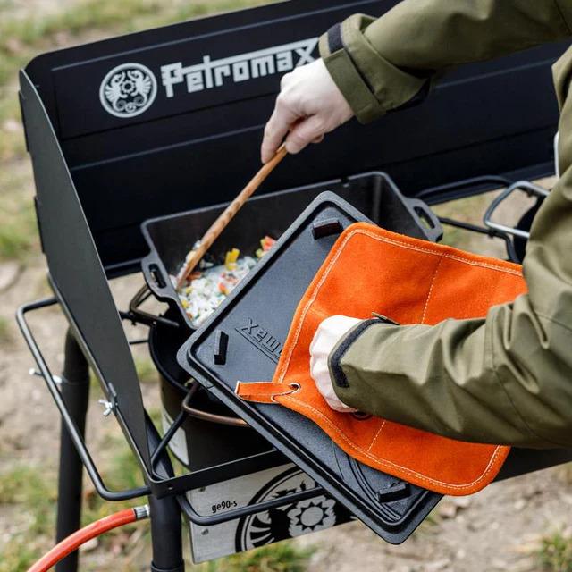 Produktbild Petromax Topflappen 'Aramid Pro 300' mit Eingriff 2 Stück feuerfest (100% Aramid (Polyamid), 100% Polyester, rauleder, enthält nichttextile Bestandteile tierischen Ursprungs)