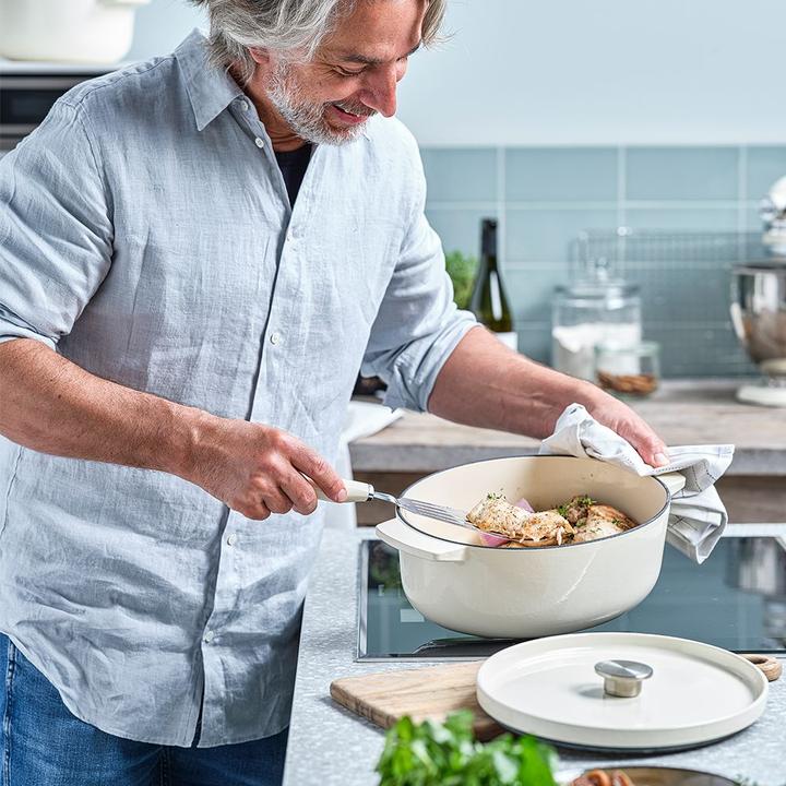 Actual product image KitchenAid braadpan 26cm - gemailleerd gietijzer - amandel wit - rond (26 cm, Casserole + Stewpot, Cast iron)