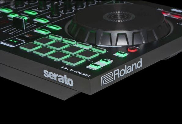Produktbild Roland DJ-202 USB-DJ-Controller mit Tasche und Tuch