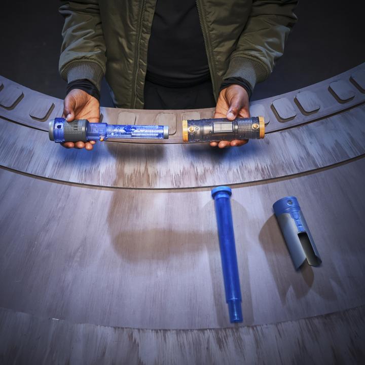 Actual product image Star Wars Lightsaber Forge Kyber Core Cal Kestis, blaues individualisierbares elektronisches Lichtsc