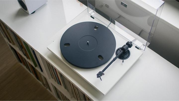 Produktbild Pro-Ject E1.2 + Pick It MM E - Weiss / Plattenspieler / Gurt / Cinch-Kabel 1,23 m (Manuell)