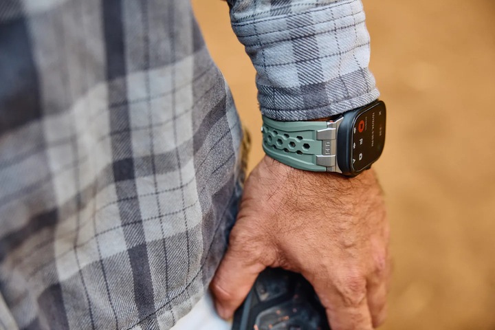 Actual product image UAG Urban Armor Gear Monarch Strap| Apple Watch Ultra/42/44/45/46mm| olive/titanium| (194158117236) (Fluoroelastomer, Rubber, Apple Watch Ultra)