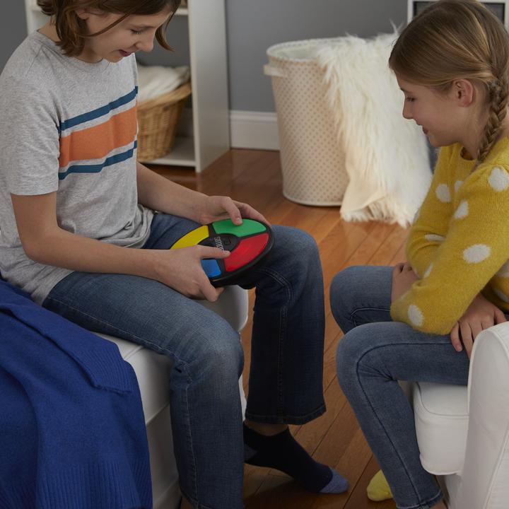 Immagine prodotto Hasbro Gaming Gioco di famiglia Simon (Ceco, Danese, Finlandese, Francese, Greco, Inglese, Italiano, Norvegese, Olandese, Polacco, Portoghese, Slovacco, Spagnolo, Svedese, Tedesco, Turco, Ungherese, 1 Giocatori)