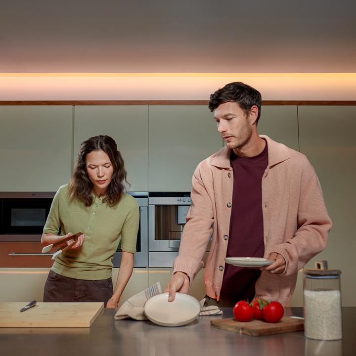 Actual product image Philips Hue Flux Ultra Bright Gradient Lightstrip (RGBW, 500 cm, Indoor)