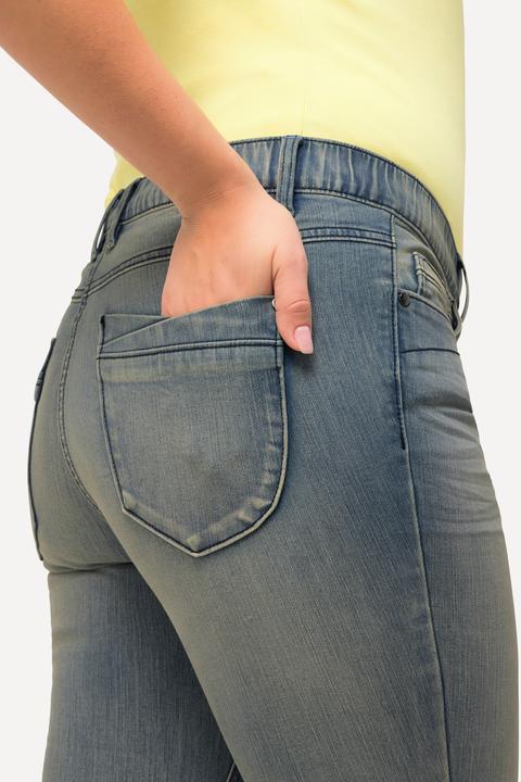 Immagine prodotto Ulla Popken Jeans modello Sarah con orli sfrangiati, taglio della gamba aderente e cinque tasche (50)