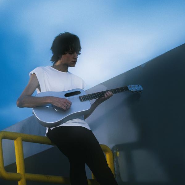 Produktbild Lava Music Gitarre Me Air 36 Zoll Silver mit Kabel (Akustik Gitarre, Airsonic Kohlefaser-Verbundstoff, HPL, Kupfer-Nickel)