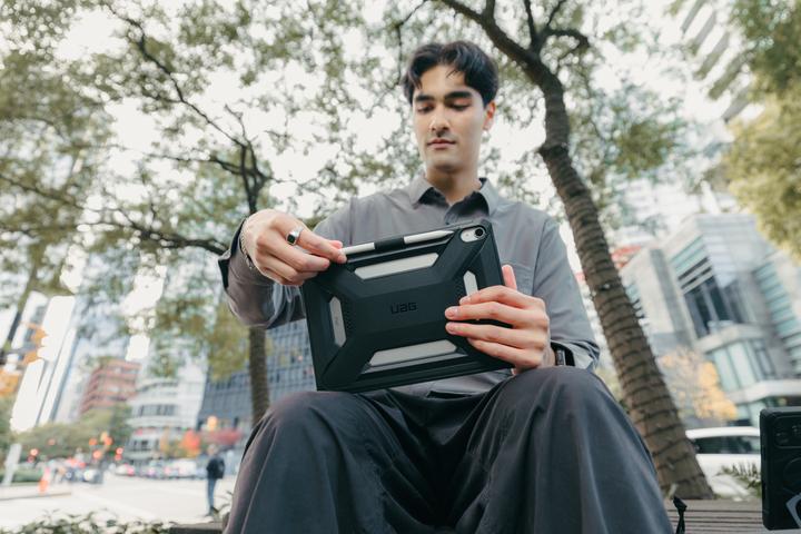 Produktbild UAG Urban Armor Gear iPad 11IN 11th Gen Scout LT Ash (124507113131) (Apple iPad 2022 (10. Gen), Apple iPad 2025 (11. Gen))