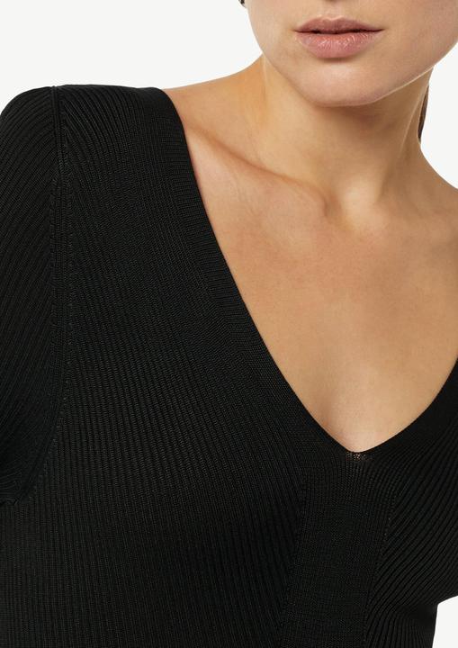 Actual product image Comma Kleid Geripptes Slim-Fit-Kleid mit V-Ausschnitt (46)