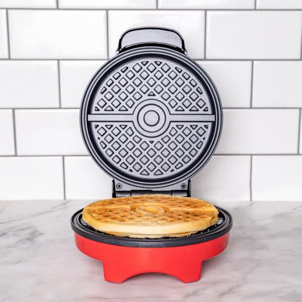 Produktbild Uncanny Brands Pokemon Waffle Maker Pokeball