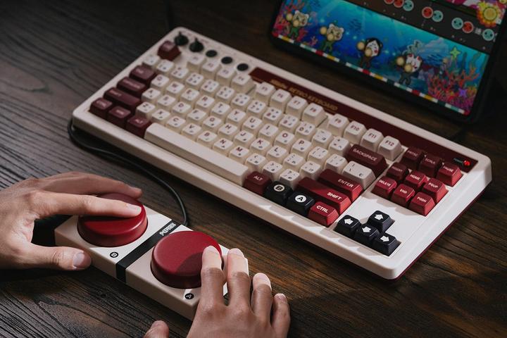 Produktbild 8bitdo 108 Mechanical Keyboard Fami Ed. (US, Kabelgebunden, Kabellos)