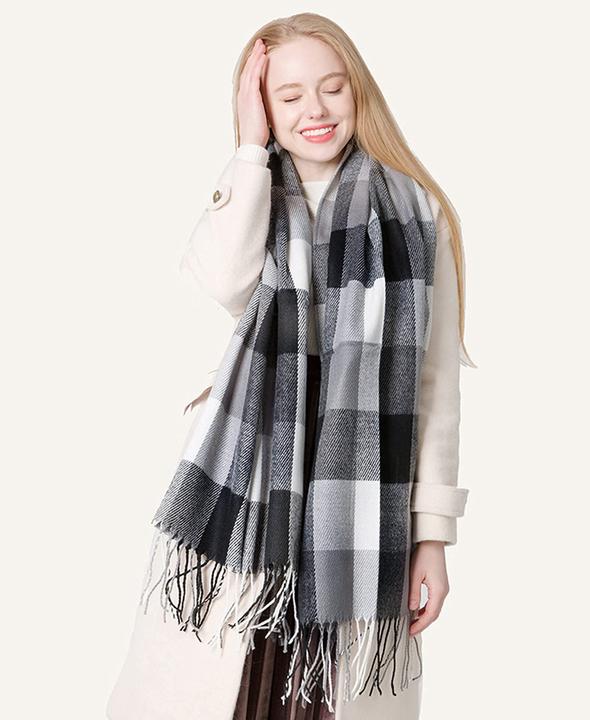 Produktbild Only-Bags.Store Winterschal kariert übergrosse quadratische Decke Schal, Fransen Poncho