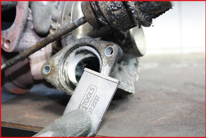 Actual product image KS Tools Carbide scraper. 32x210mm (3.20 cm)