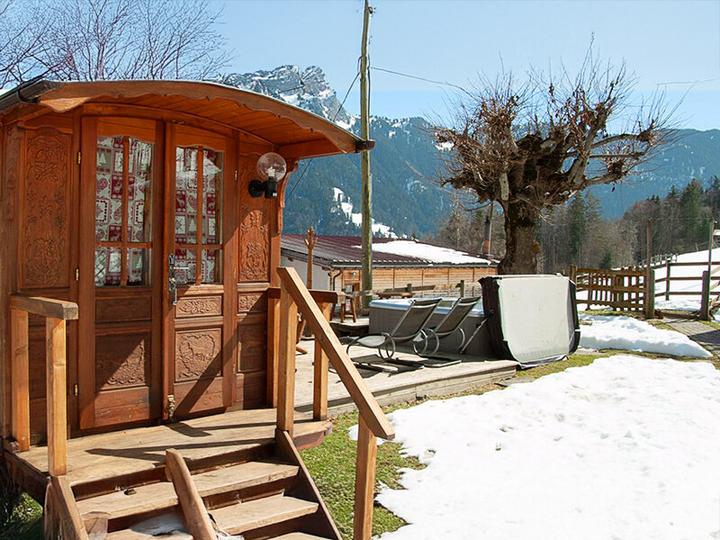 Actual product image Smartbox Ungewöhnliche Übernachtung im Wohnwagen mit privatem Whirlpool für 2 Personen in Waadt (2 Persons)