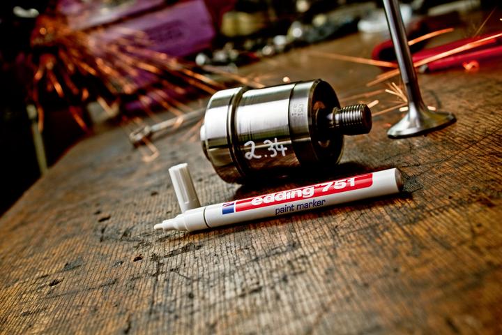 Actual product image Edding Paintmarker ® 751 permanent hvid round spids 1-2 mm - (10 pcs.) (10 x)