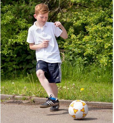 Immagine prodotto Betzold Sport Calcio nel cortile della scuola, giallo (5)