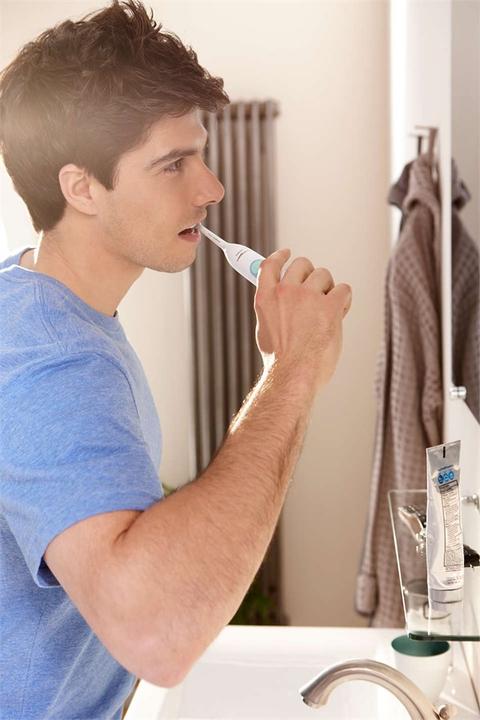 Actual product image Philips Sonicare 2 Series plaque control HX6231/01