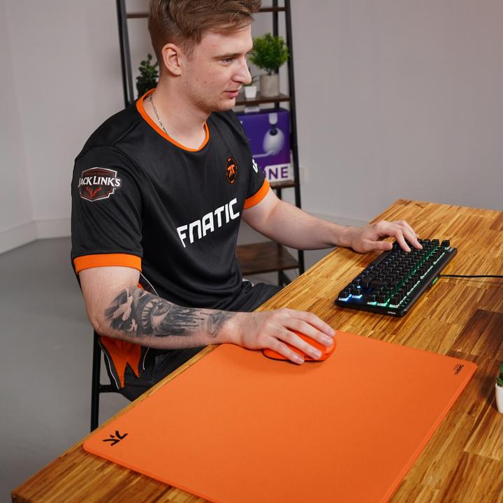 Productafbeelding Fnatic MAX Focus 3 L Pro Gaming Muismat, Sunrise Orange Glad Doek Controle Oppervlak, Waterbestendig (L)