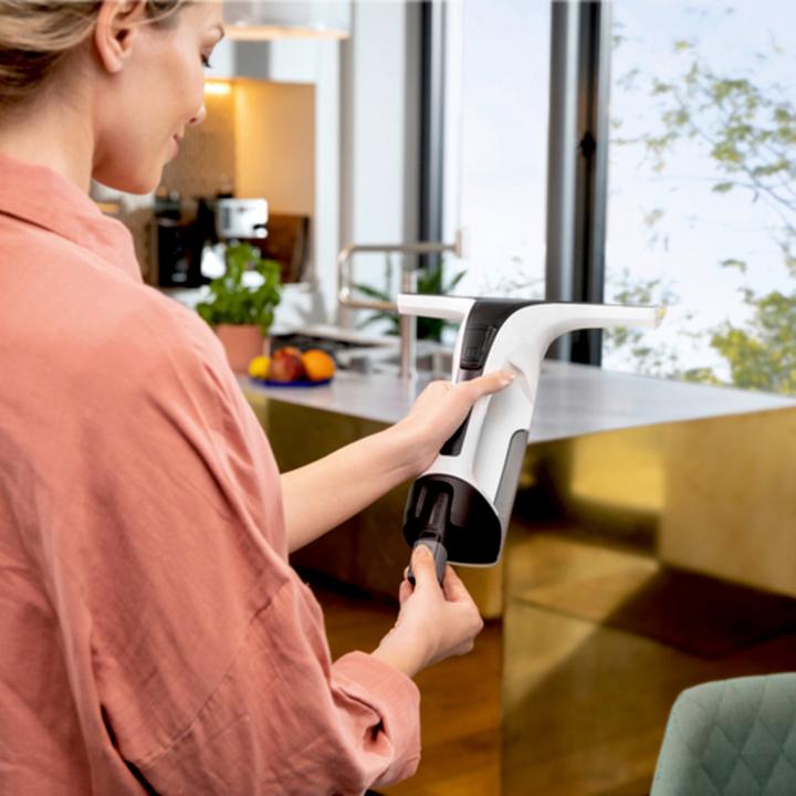 Produktbild Kärcher Karcher WV 4-4 + Batterie 4V/2,5 Ah + Ladegerät, 16335400+24430020+24430600