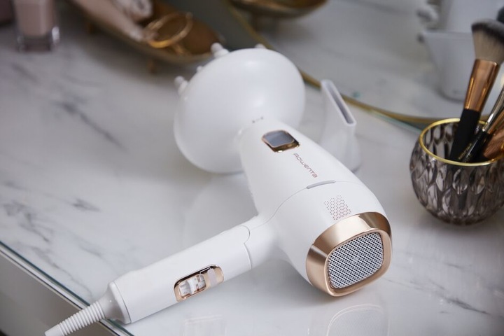 Actual product image Rowenta Ultimate Experience CV9240F0 hair dryer copper