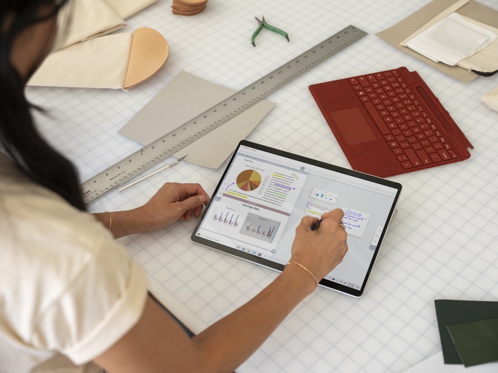 Produktbild Microsoft Surface Pro X (4G, 13", 256 GB, Matte Black)