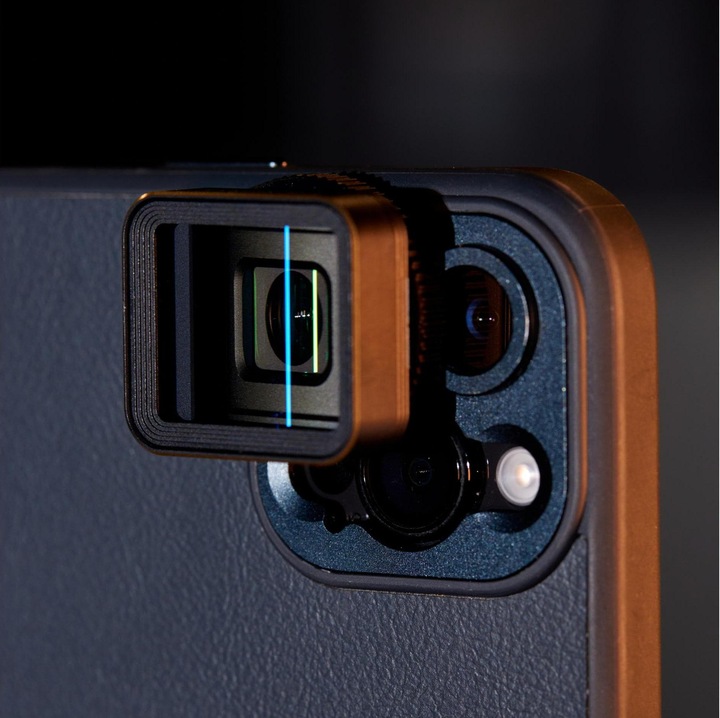 Actual product image ShiftCam Smartphone lens LensUltra 1.33x Anamorphic