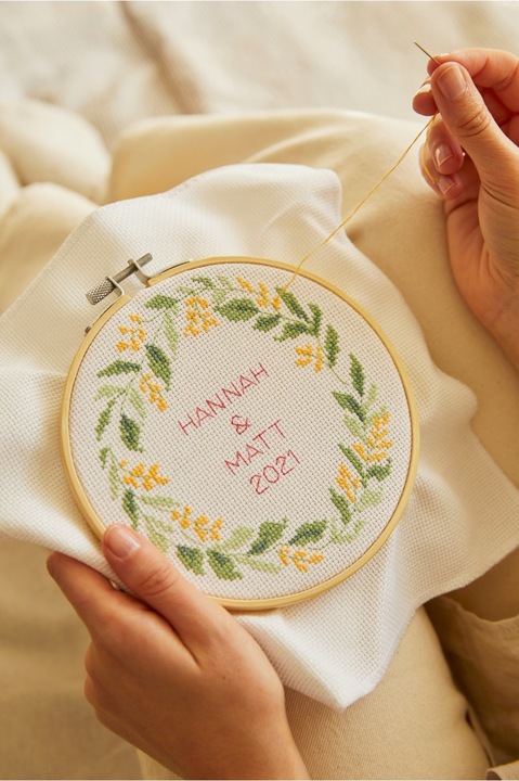 Image du produit DMC Kit de broderie Mindful Making Duo Couronne de fleurs, Ø 15.7 cm