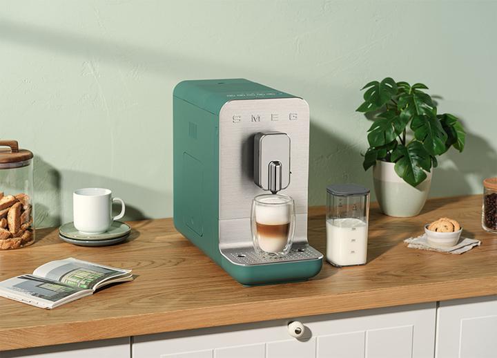 Image du produit Smeg BCC13EGMEU Machine à café espresso avec fonction lait Vert émeraude