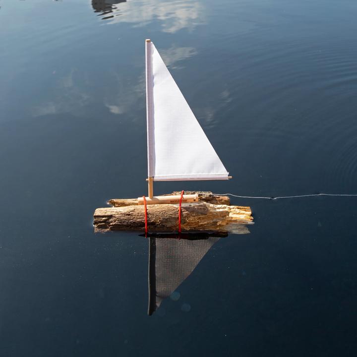 Immagine prodotto Kikkerland Barca a vela Huckleberry