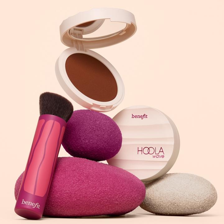 Actual product image BeneFit Cosmetics Benefit Hoola WaveMaker Brush (Bronzer)