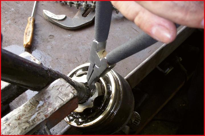 Image du produit KS Tools Pince pour clips soufflet rotule, inclinée (210 mm)
