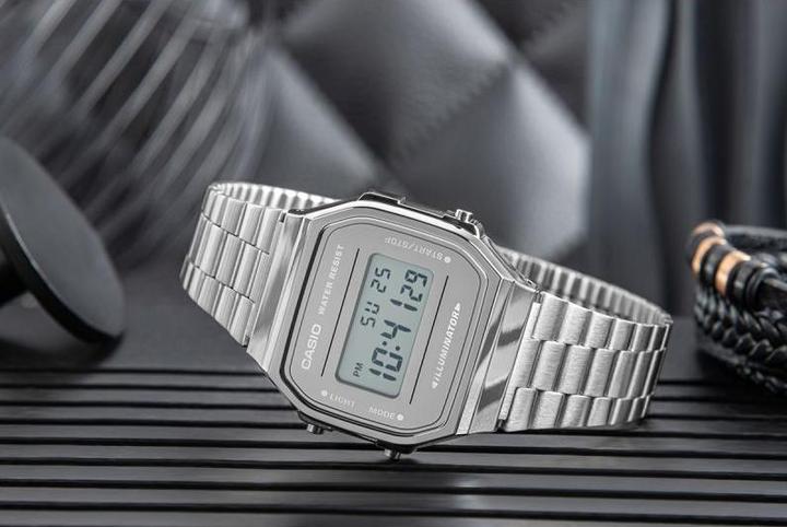 Actual product image Casio Retro Vintage - A168WEM-7EF (Digital watch, 34 mm)
