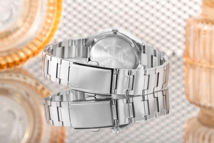 Actual product image Casio LTP-2069D-4AVEG (Analogue wristwatch, 31 mm)