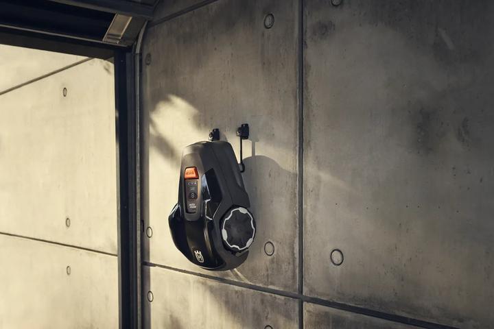 Actual product image Husqvarna Automower Aspire R4 (Mowing robot, Robot mower installation)