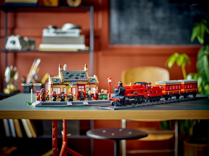 Actual product image LEGO Harry Potter 76423 Le Poudlard Express et la Gare de Pré-au-Lard (76423, LEGO Harry Potter)