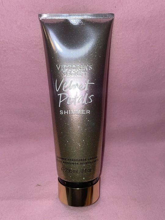 Produktbild Victoria's Secret Velvet Petals Shimmer Fragrance Body Lotion 8 fl oz (Körperlotion, 236 ml)