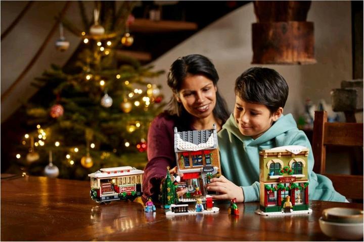 Image du produit LEGO La rue principale décorée pour Noël (10308, LEGO difficiles à trouver)